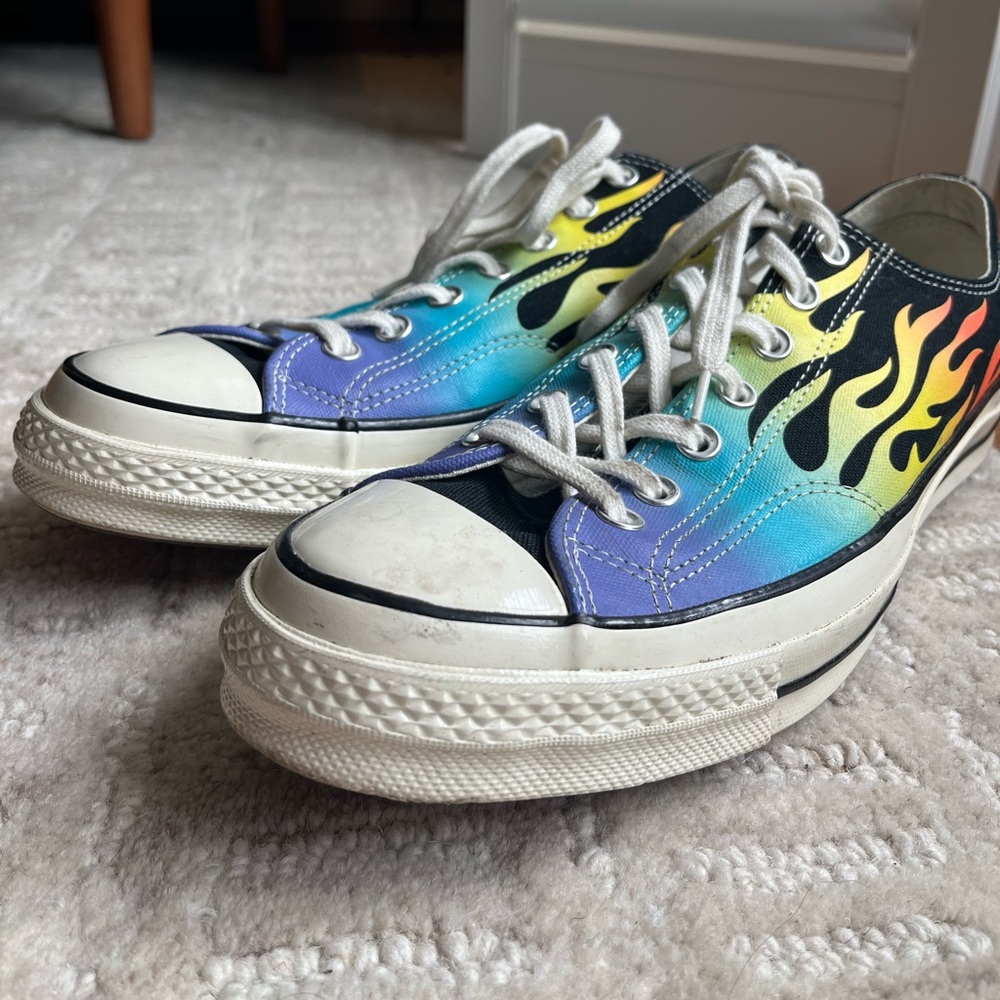 VGUC barely worn Chuck Taylor Converse low tops - Size 11.5